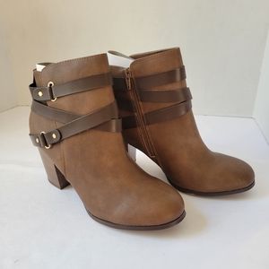 Material girl melany cognac women's ankle boots size 9.5